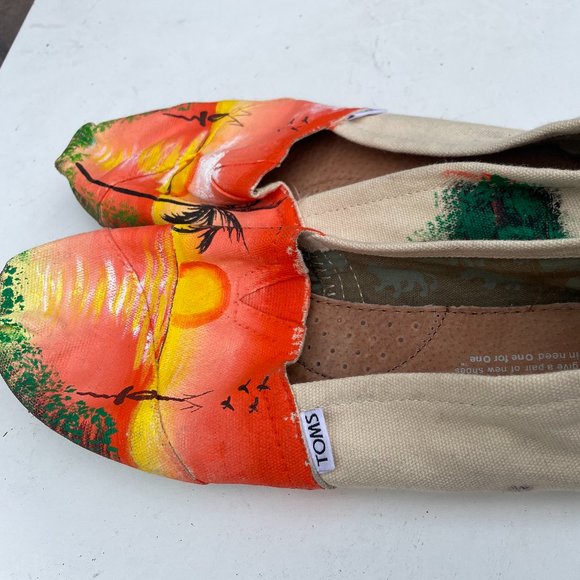 Tom's Hawaiian Print Unisex Slip-on Shoes. - Picture 2 of 4